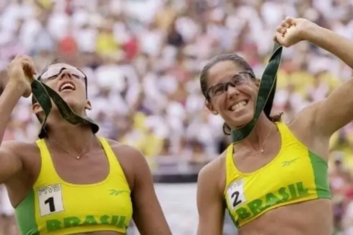 Jackie Silva e Sandra Pires recebendo as medalhas
