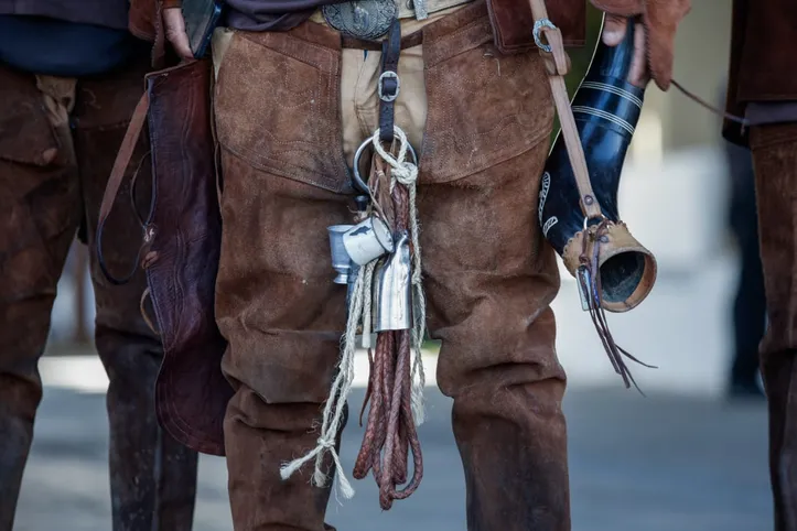 Vestimentas de couro e utensílios do sertão marcam os Encourados de Pedrão