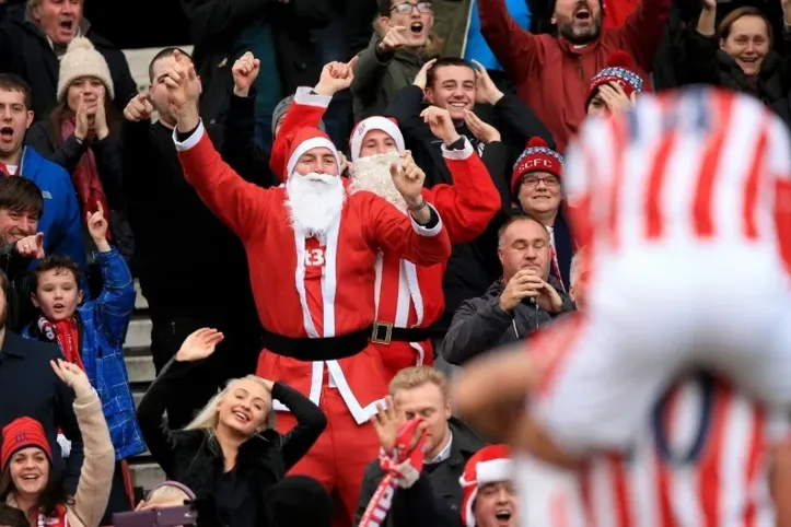 Papai noel no meio da torcida do Stoke City