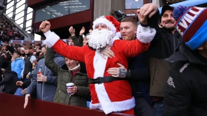 Papai Noel no meio da equipe do Aston Villa