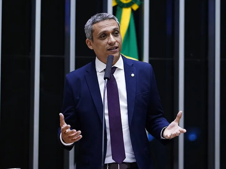 deputado Gustavo Gayer (GO) na tribuna da Câmara dos Deputados