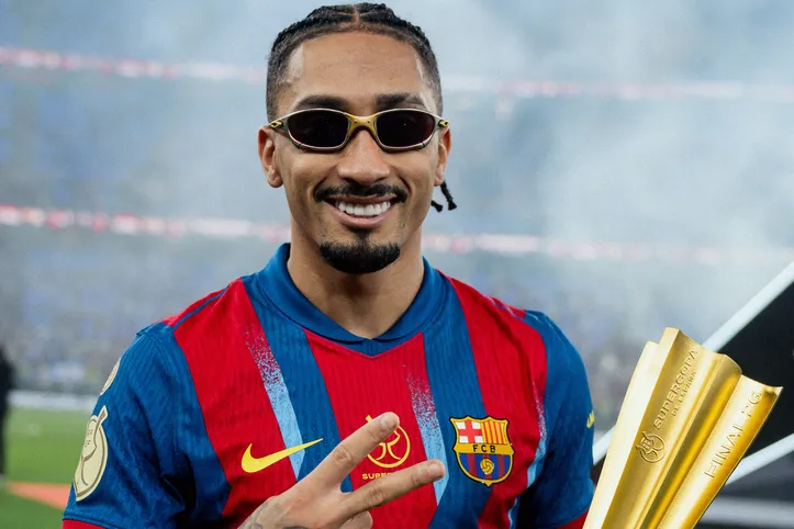 Raphinha com o troféu da Copa da Espanha