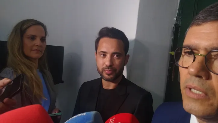 Everton Ribeiro durante entrevista na Câmara Municipal