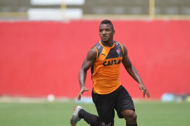 Rafaelson pelo vitória