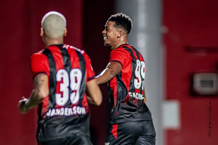 Carlinhos comemorando seu gol