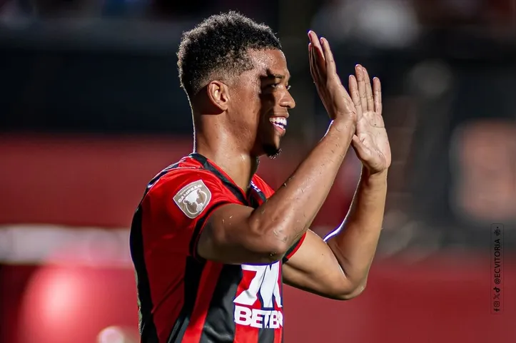 Carlinhos em campo pelo Vitória