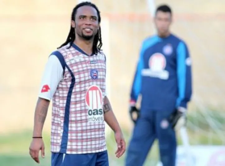 Carlos Alberto com a camisa do Bahia