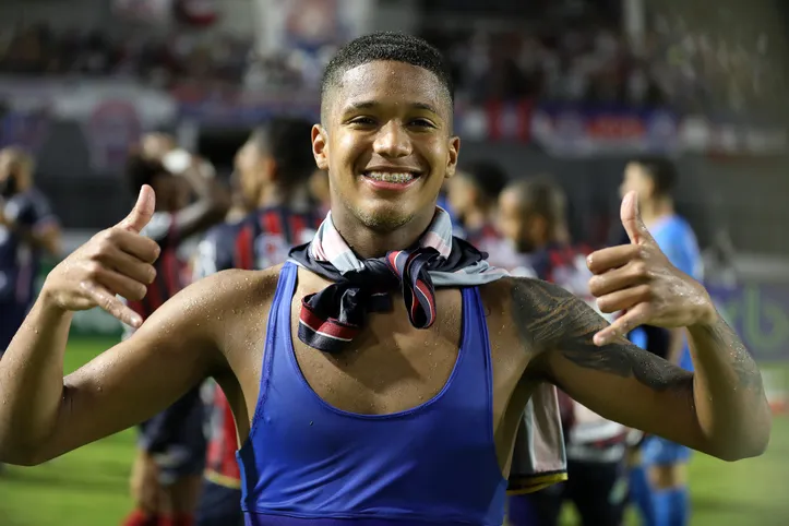 André comemorando o acesso do Bahia após ser titular no jogo que garantiu o retorno à Série A