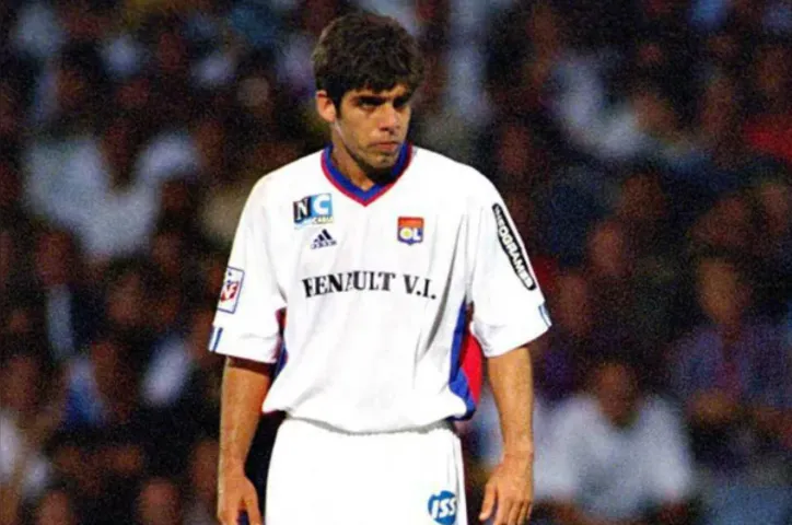 Juninho Pernambucano jogando pelo Lyon