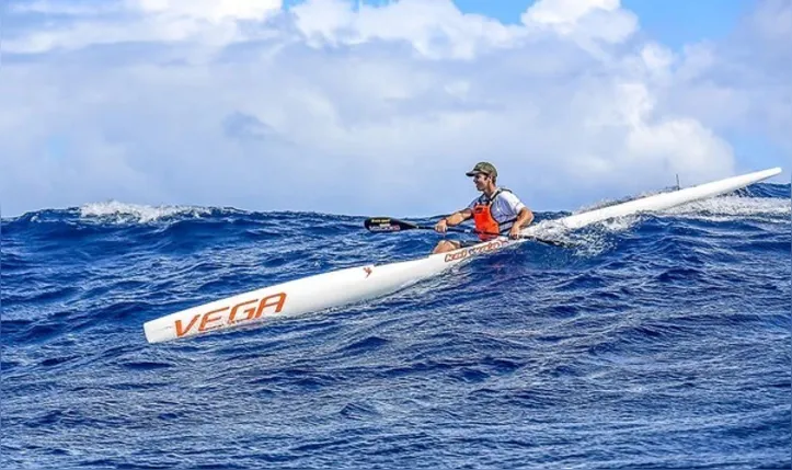 Caiaque de alto desempenho, desenhado para velocidade em águas abertas e surfar ondas