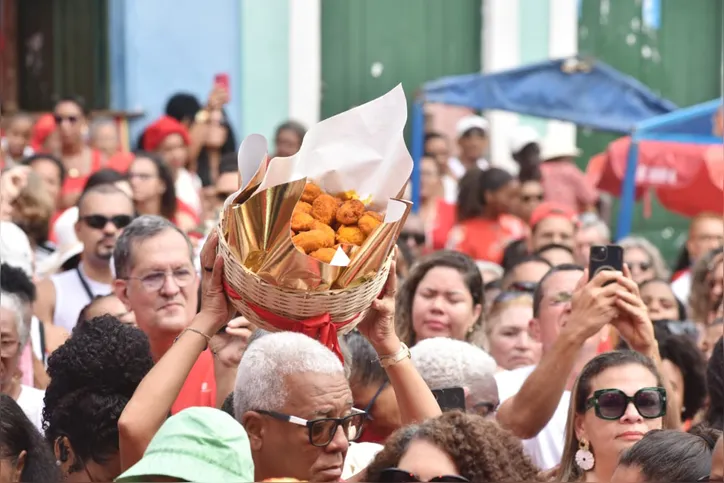 Imagem ilustrativa da imagem Festa de Santa Bárbara movimenta trabalho de ambulantes em Salvador