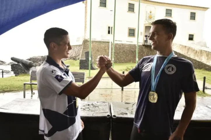 Henrique Figueirinha e Arthur Passos na Travessia Mar Grande Salvador