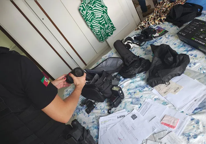 Polícia faz busca em casa de fotógrafo preso por vender fotos de pessoas sem consentimento a sites de conteúdo adulto