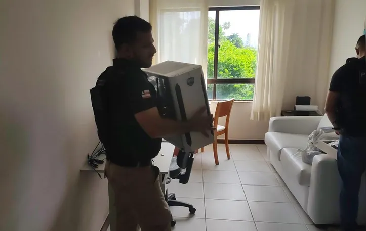 Polícia faz busca em casa de fotógrafo preso por vender fotos de pessoas sem consentimento a sites de conteúdo adulto