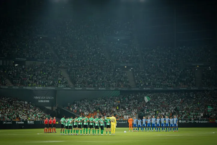 Times enfileirados em momento de respeito