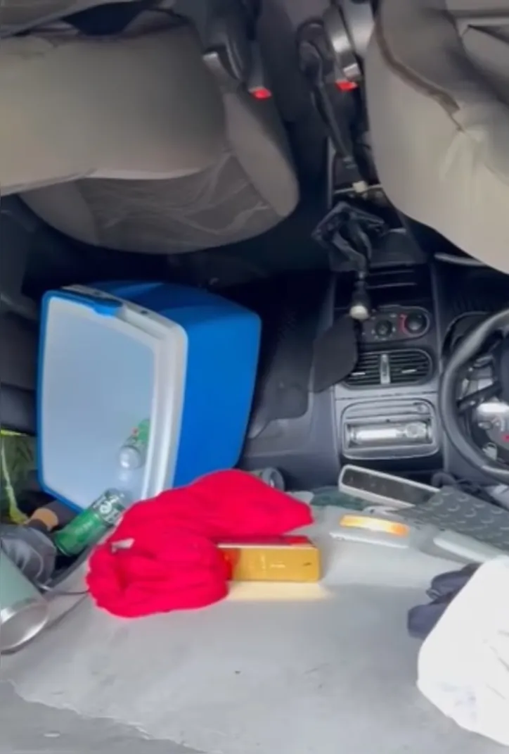 No carro, foram encontradas diversas latas de cerveja
