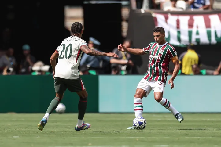 João Pedro em disputa com Thiago Silva