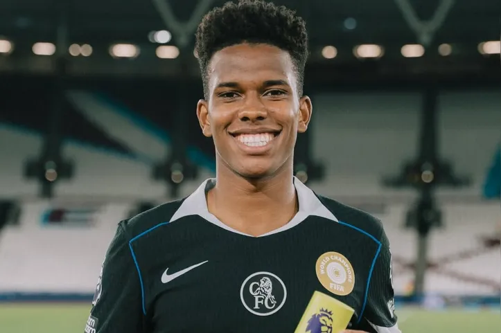 Estevão com o prêmio de melhor em campo
