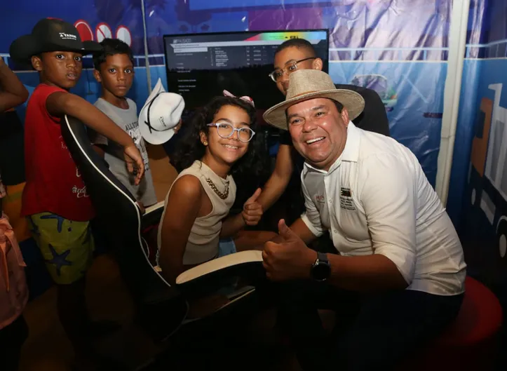 Vice-governador da Bahia, Geraldo Júnior, em visita ao espaço gamer, do A TARDE Educação