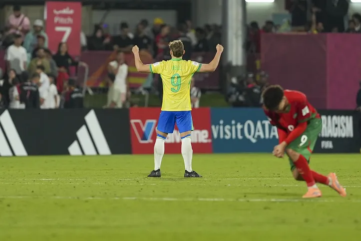 Dell comemorando a classificação do Brasil contra Marrocos na Copa do Mundo Sub-17