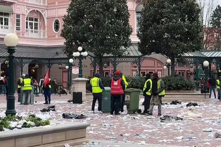Imagem ilustrativa da imagem Greve escancara bastidores da Disney e parque aparece tomado por lixo