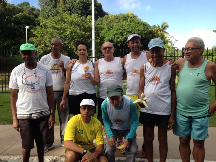 Amigos se reúnem semanalmente para caminhar