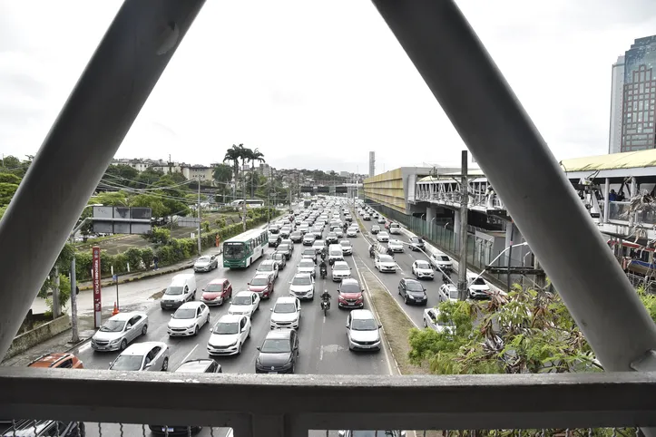 SALVADOR
Estamos fazendo uma matéria sobre as festas Juninas, as viagens de bate volta e os cuidados que tomam durante o percurso. 
Na foto: trânsito intenso na frente do Terminal Rodoviário de Salvador.
Foto: José Simões/Ag A TARDE
Data: 17/06/25