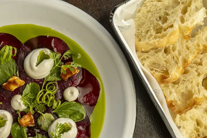 Imagem ilustrativa da imagem Identidade local inspira a cozinha autoral de Kaywa Hilton