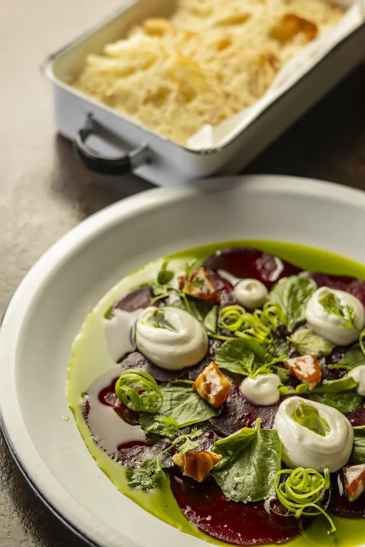 Imagem ilustrativa da imagem Identidade local inspira a cozinha autoral de Kaywa Hilton