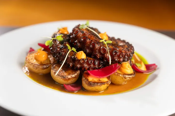 Imagem ilustrativa da imagem Identidade local inspira a cozinha autoral de Kaywa Hilton