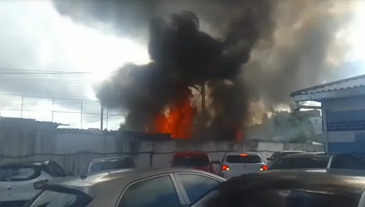 Imagem ilustrativa da imagem Incêndio de grandes proporções destrói comércio ao lado da UPA de São Marcos