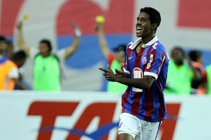 Gabriel comemorando gol contra o São Paulo, em 2012