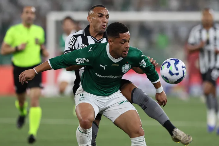 Vitor Roque em disputa