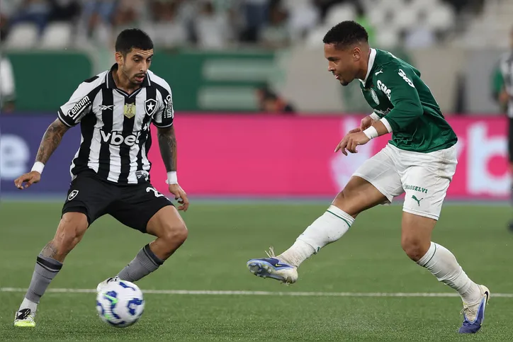 Vitor Roque em campo