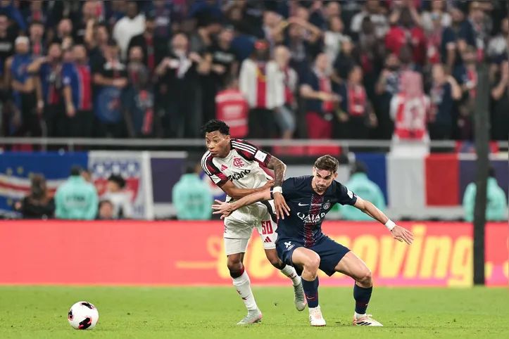 Disputa de bola entre os jogadores de Flamengo e PSG