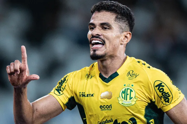 Lucas Ramon comemorando gol