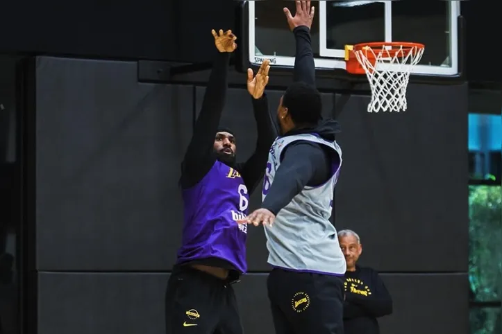 LeBron james em treinamento
