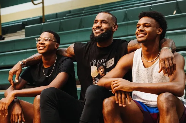 LeBron James com seus filhos