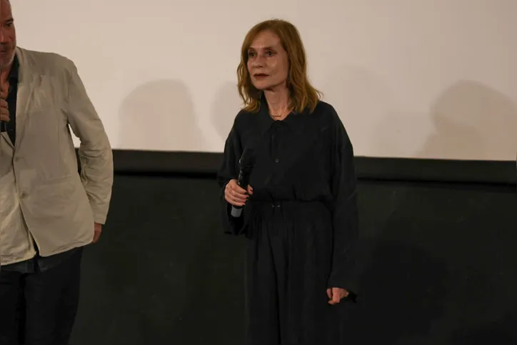 Isabelle Huppert falou com os fãs antes da exibição de A Mulher Mais Rica do Mundo
