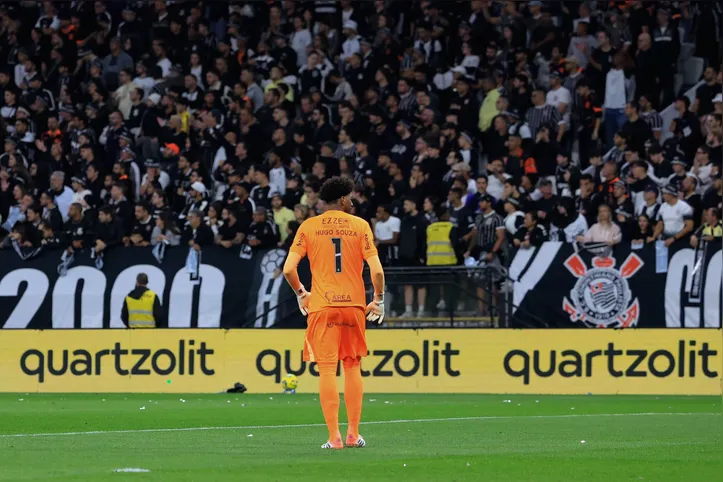Hugo Souza frente a torcida do Corinthians