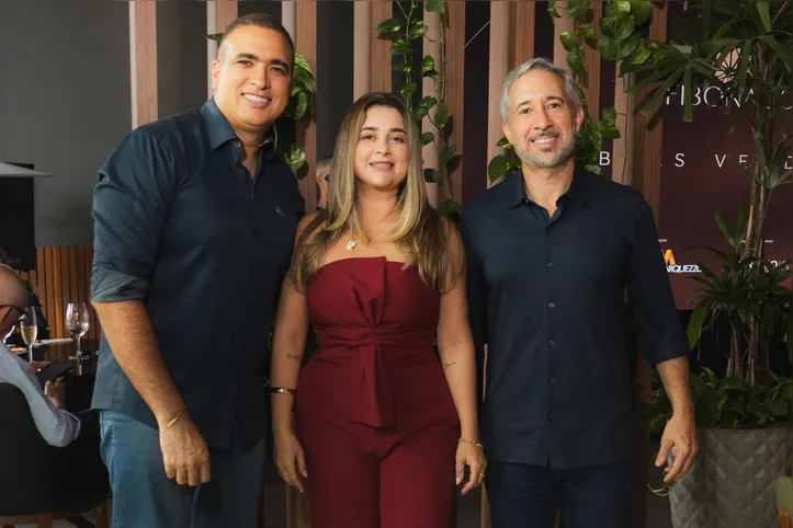 Milena Soares, corretora, Otaliel Ramos, coordenador de vendas e o João Marcello, diretor da LMarquezzo (Divulgação)