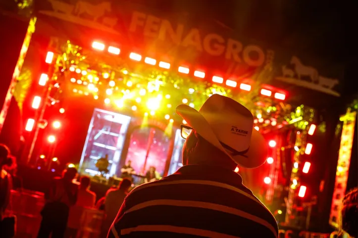 Imagem ilustrativa da imagem Luz Vermelha e Filomena Bagaceira incendiam Fenagro com forró e sofrência