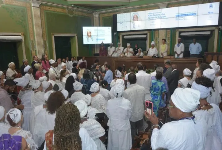 Mãe Carmem recebendo a Comenda Maria Quitéria, na Câmara Municipal de Salvador, em 2023.