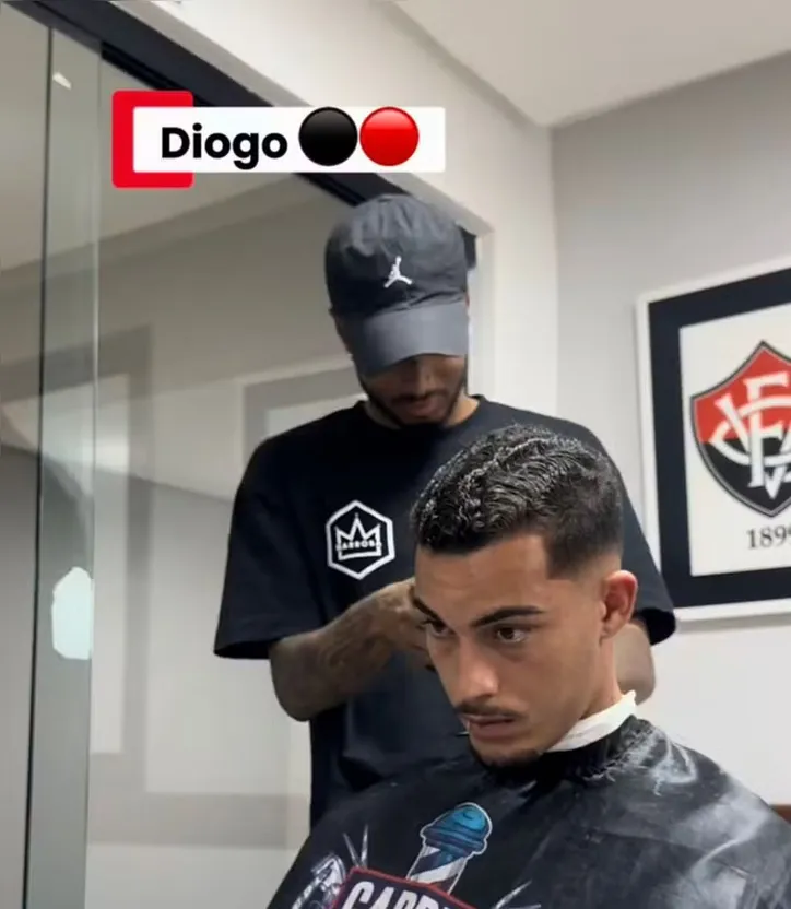 Diogo Antônio corta cabelo com o barbeiro Patrick Maia