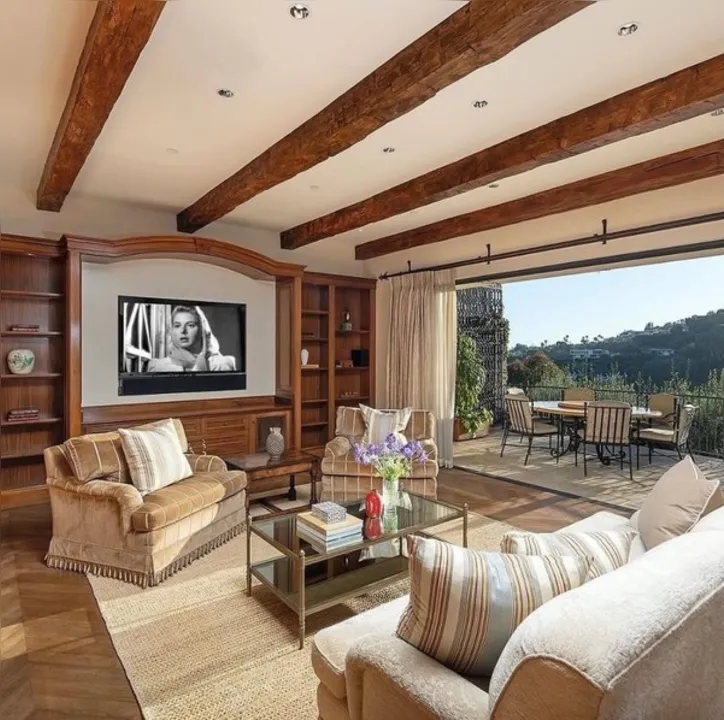 Sala de mansão à venda por R$ 815 milhões na Califórnia