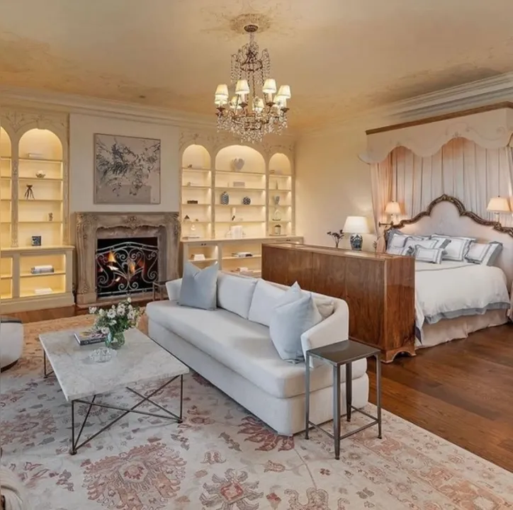 Quarto com lareira em mansão à venda por R$ 815 milhões na Califórnia