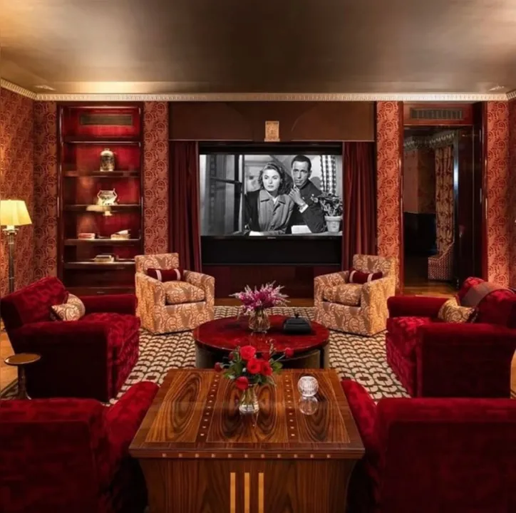 Sala de cinema de mansão à venda por R$ 815 milhões na Califórnia