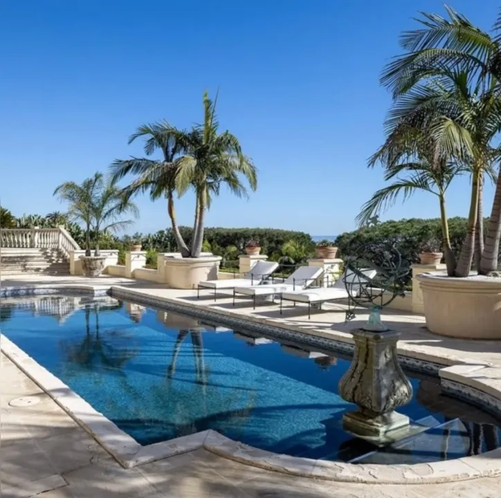 Piscina de mansão à venda por R$ 815 milhões na Califórnia