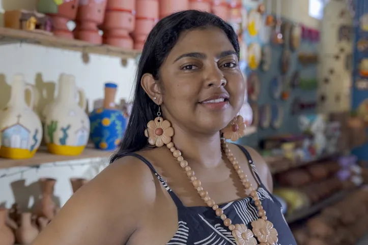 Isleide Silva Araouca, artesã, e as biojoias criadas por ela