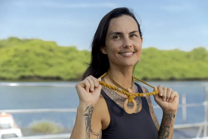 Verônica Assis, artesã, e as biojoias criadas por ela